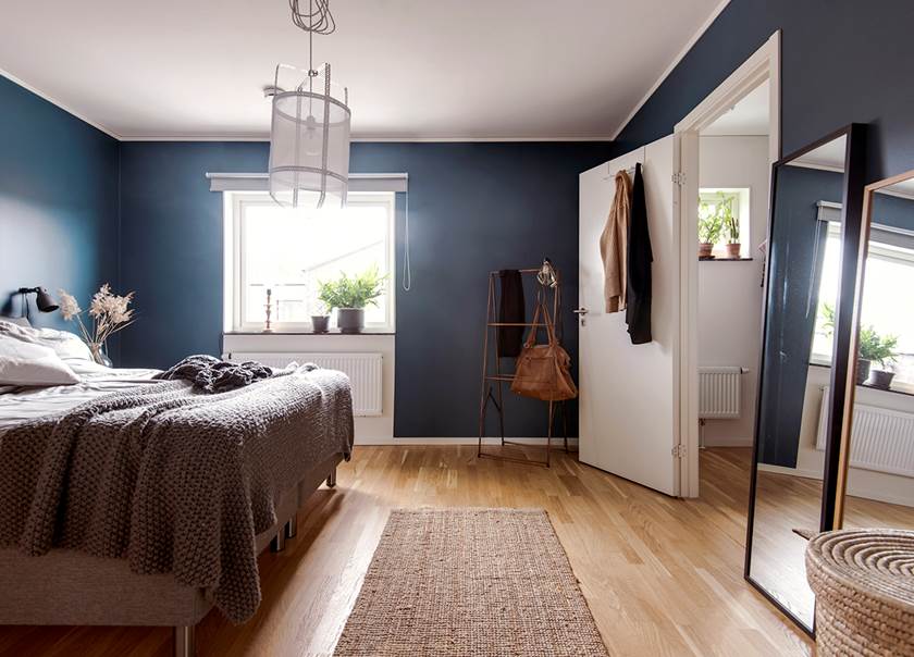 Bedroom with blue walls in the home of the Johansson-Jonsson family.